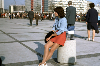 Alexanderplatz Frau roter Rock